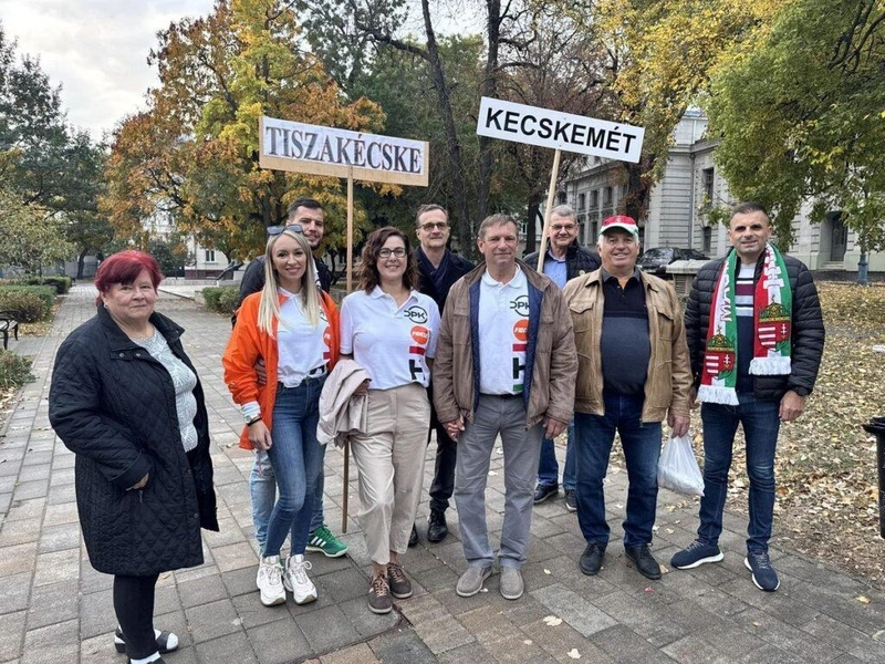 Cseh Tamás a Kecskeméti Járási Hivatal vezetője / politikus (jobbról az első), mellette Sipos László önkormányzati képviselő és Szeberényi Gyula Tamás országgyűlési képviselő (hátul középen) – Kecskemétről indultak október 23-án a Fidesz-KDNP fővárosi gyűlésére / Fotó: Szeberényi Gyula Tamás politikus Facebook oldala