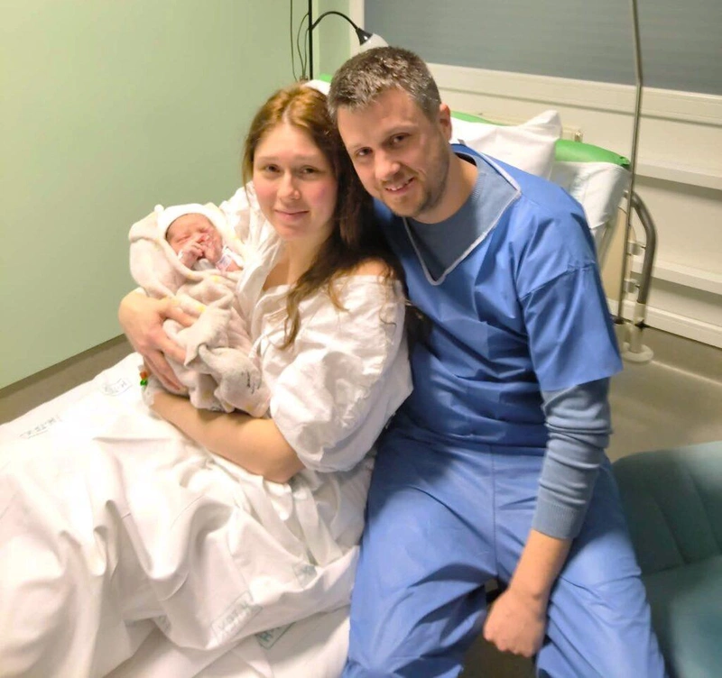 A szülők és kislányuk, Blanka / forrás: Bács-Kiskun Vármegyei Oktatókórház Facebook-oldala