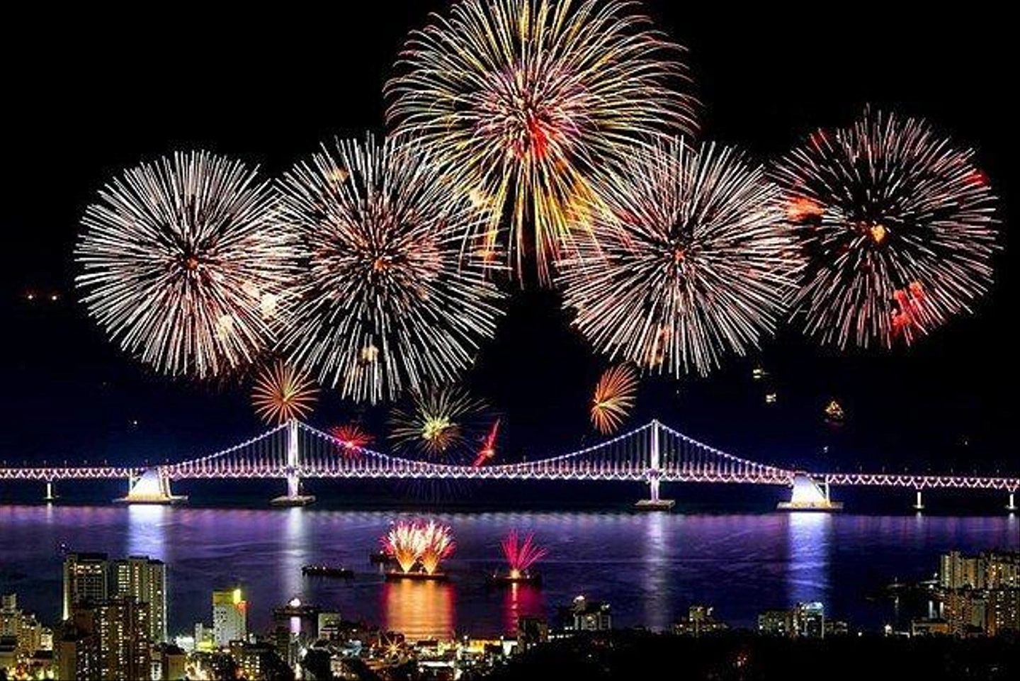 640px-Fireworks_of_Korean_New_years_day_eve.jpg