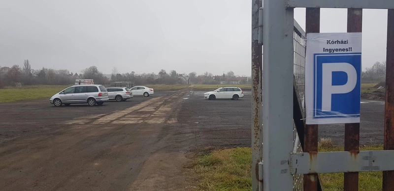 A Csabay Géza körúti parkoló bejárata ma délben