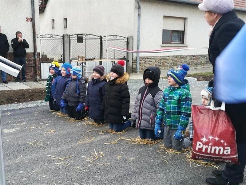 2017 telén Vlasich Krisztián, fideszes csepregi polgármester elé biodíszletként sorba térdepeltett óvodások / Fotó: Trió TV Dunántúl FB