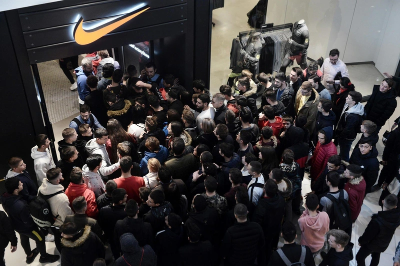 Fekete péntek a szaloniki Nike boltban 2018. november 23-án / Fotó: SAKIS MITROLIDIS/AFP