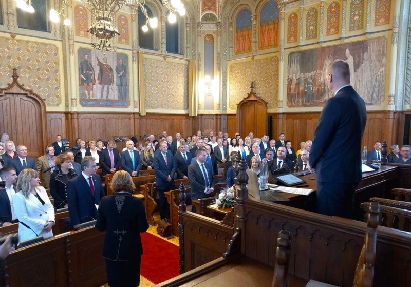 Eskütétel a közgyűlésen / Fotó: Hraskó István