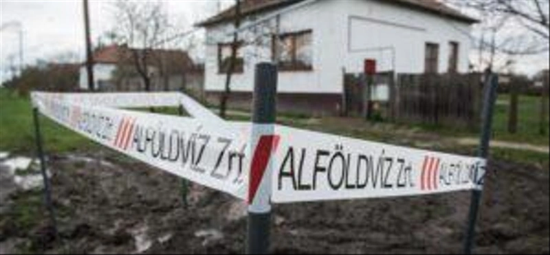 Az Alföldvíz Zrt. karbantartási munkálatokat végez (Fotó: Hvg.hu)