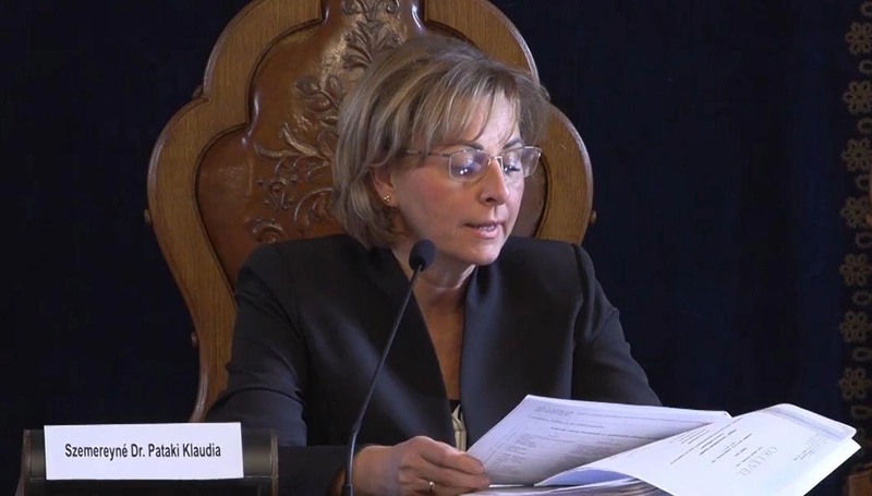 Szemereyné Dr. Pataki Klaudia kezében az a bizonyos oklevél 2025. október 2-án a közgyűlésen.