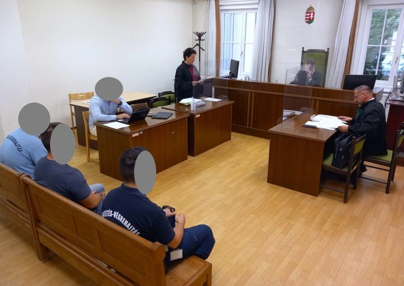 A vádlott, a bv.-őrök és az egyik sértettet képviselő ügyvéd nem járult hozzá a fotózáshoz, ezért őket kitakartuk / Fotó: Hraskó István