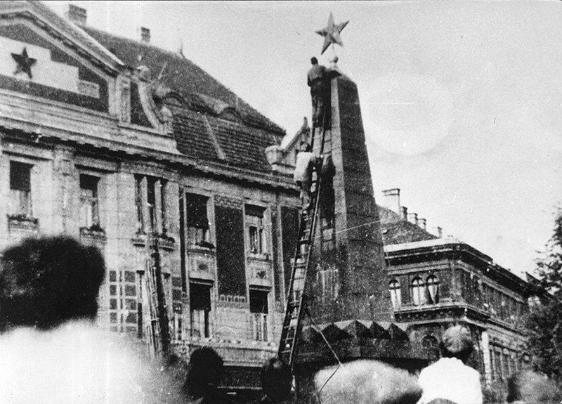 Kecskeméten a pártház előtti szovjet emlékműről a tüntetők eltávolítják a vörös csillagot. (Korabeli fotó.) (MNL BKM) / Közölte utólag: Petőfi Népe, 1991. október 22.