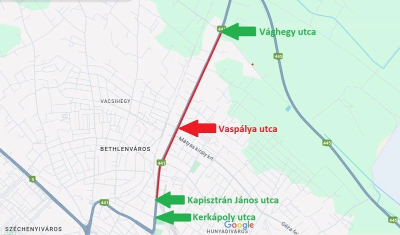 A térképen jól látszik, miért lenne fontos, hogy a Vaspálya utcán keresztül is el lehessen érni a Vacsiközt – a pirossal jelzett közel 2 kilométeren nincs balra kanyarodási lehetőség a Ceglédi útról / KecsUP illusztráció