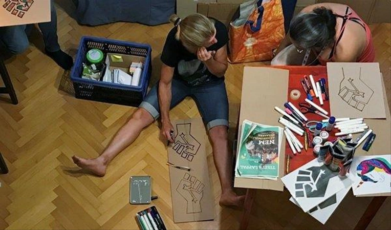 Transzparens-készítő workshopot is tartott a szervezet júliusban. Fotó: Cifra-LMBTQ Közösség