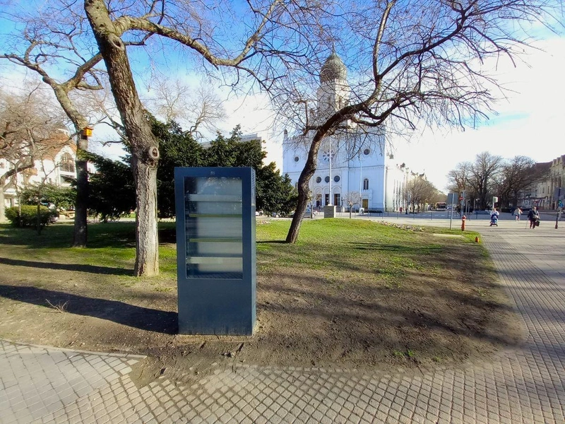 „Okosváros képernyőknek” nevezett digitális hirdetőtáblák Kecskeméten főterén / Fotó: Hraskó István