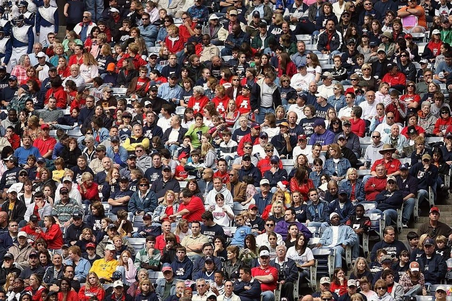 crowd-1584115_960_720.jpg