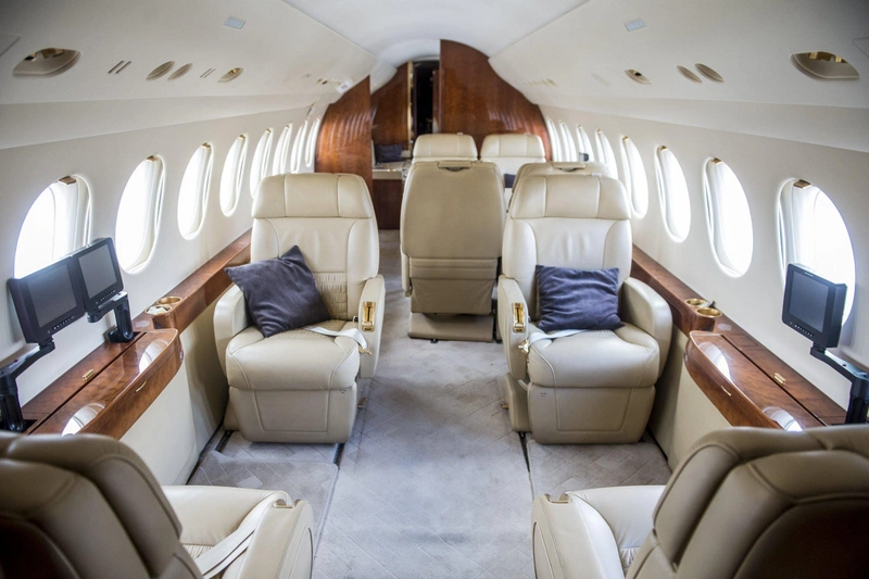 Kecskemét, 2020. február 27. Dassault Falcon 7X repülõgép fedélzete Kecskeméten, a MH 59. Szentgyörgyi Dezsõ Repülõbázisán, ahol kihelyezett ülést tartott az Országgyûlés honvédelmi bizottsága 2020. február 27-én.MTI/Ujvári Sándor