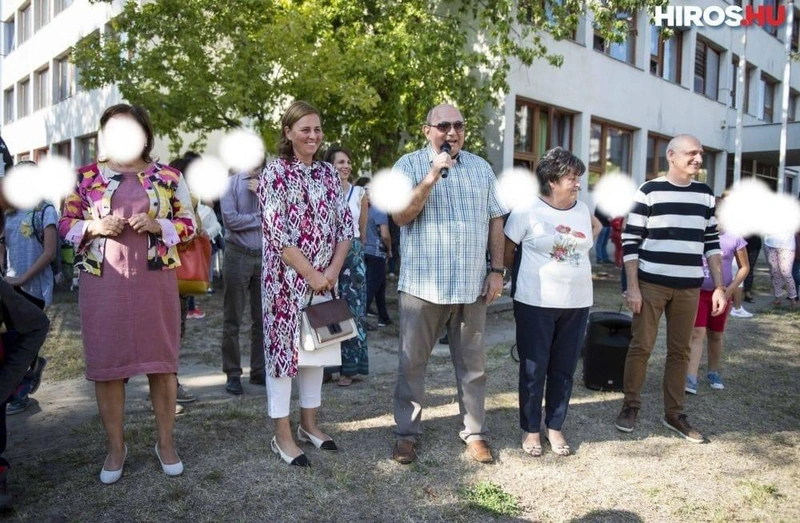 A hiros.hu fotóján ( takarás általunk ) Szemereyné Pataki Klaudia, Bogasov István, Engert Jakabné, Szamler László és a háttérben B. Tóth Katalin