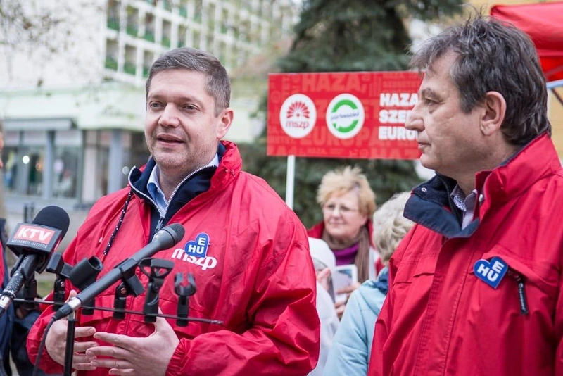 A mikrofonok előtt: Tóth Bertalan pártelnök