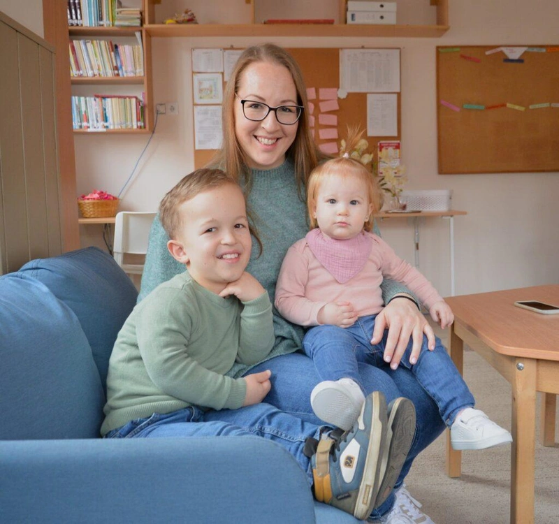 Boti édesanyjával és kishúgával