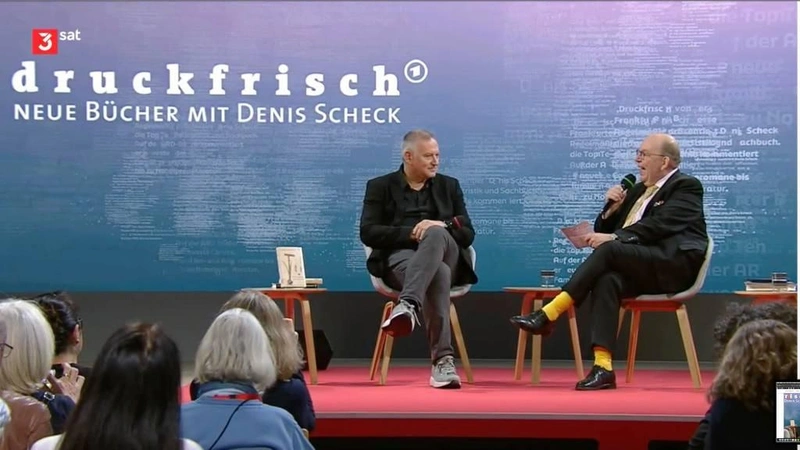 Denis Scheck (jobbra) irodalmi showműsort vezet a Frankfurti Könyvvásáron / fotó: Zarándy Zoltán