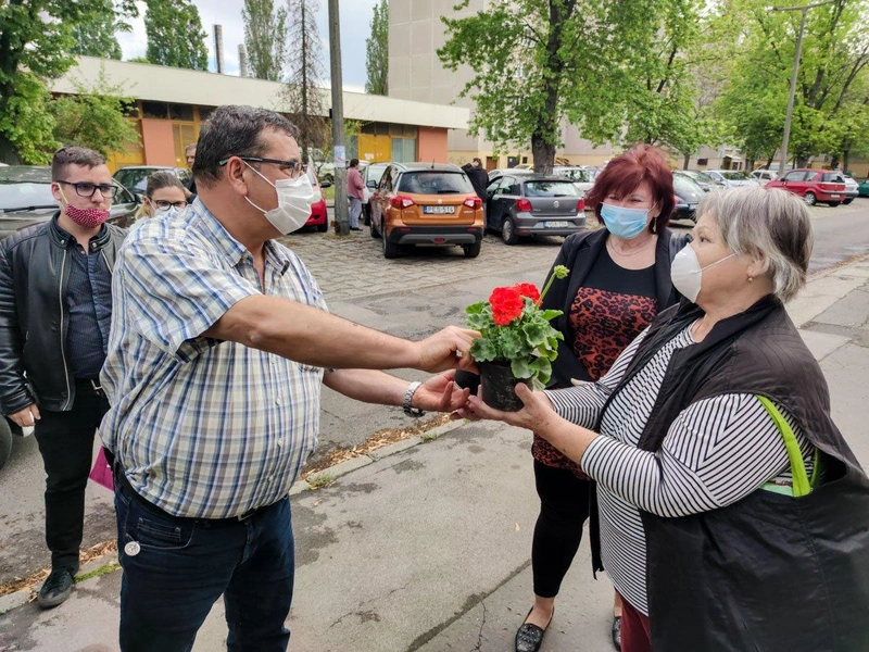 Szőkéné Kopping Rita, Józsa Bálint és Dobos József (Szövetség frakció képviselői) osztották a Széchenyiváros több pontján virágokat / Fotó: kecsup.hu