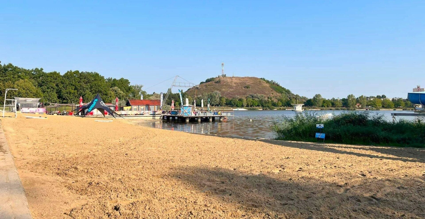 Domb-Beach-01-1920x989.jpg