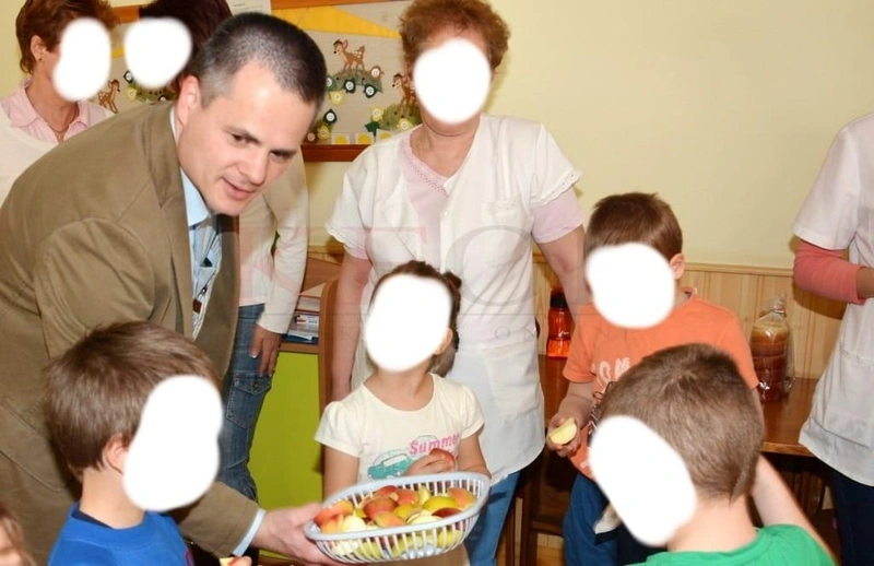 Salacz László almát oszt – keol.hu