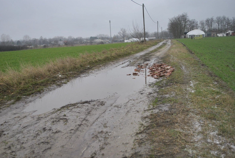 Küzdelmes a kijutás a fóliasátrakhoz Úrrét tanyán / kecsup.hu