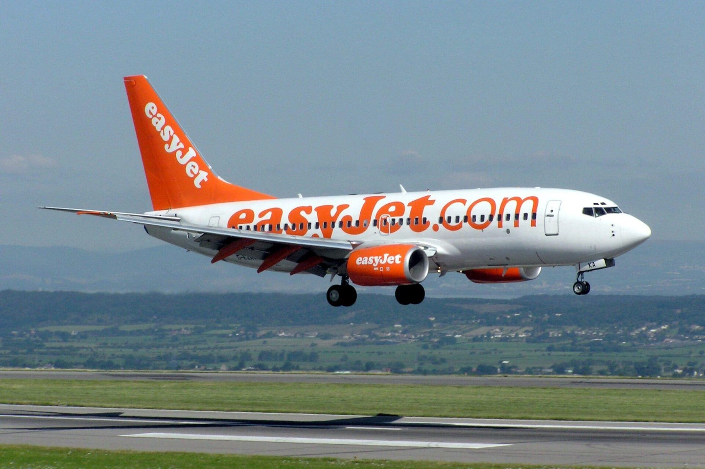Easyjet.b737-700.g-ezka.bristol.arp_-1920x1277.jpg