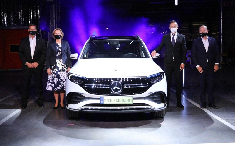Christian Wolff, a Mercedes-Benz Manufacturing Hungary Kft. ügyvezető igazgatója, Szemereyné Pataki Klaudia, Kecskemét megyei jogú város polgármestere, Szijjártó Péter külgazdasági és külügyminiszter és Jörg Burzer, a Mercedes-Benz AG igazgatósági tagja, termelési és ellátási láncért felelős vezető az EQB bemutatóján a kecskeméti Mercedes-Benz gyárban, 2021. október 22-én.