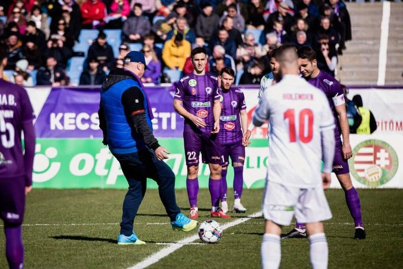 Kezdőrúgás a KTE-Vasas mérkőzésen / Fotó: KTE Fb-oldala