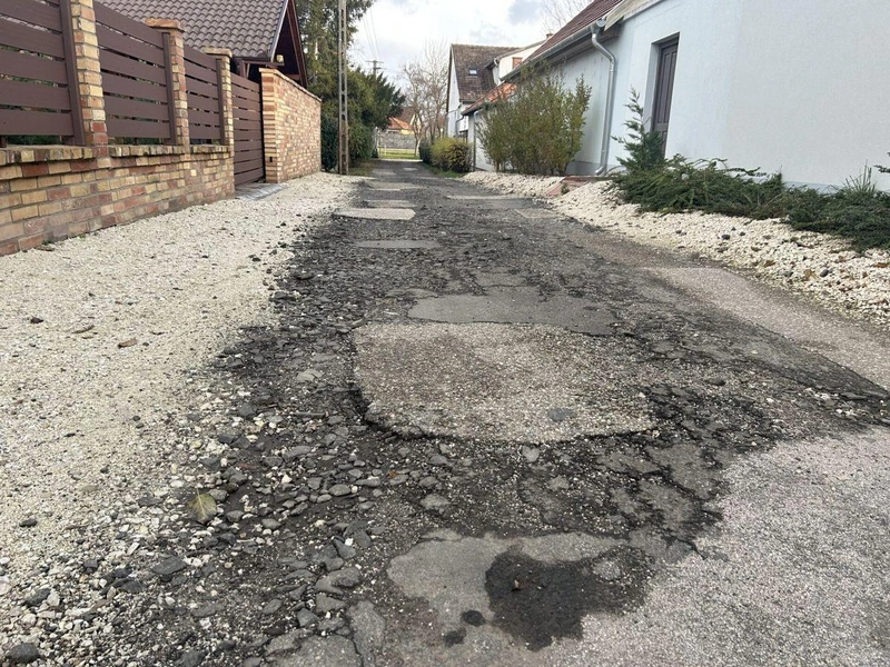 A Vereckei utca egy szakasza 2024. decemberében, a karbantartás előtt. Fotó: KecsUP/Balla Szilárd