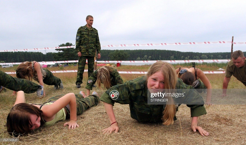 Katonai kiképzés a Miénk nyári táborában a Seliger tónál / Fotó: OLGA KRAVETS/AFP via Getty Images