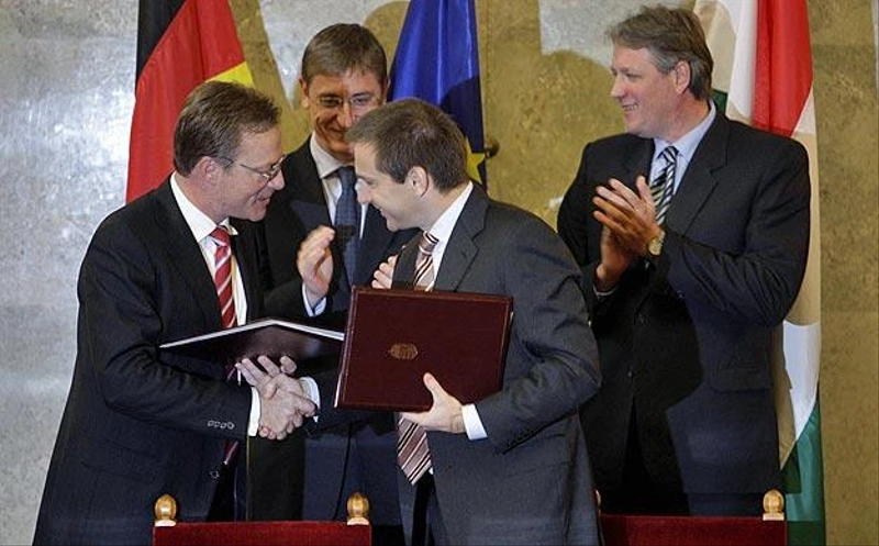 Aláírták a kecskeméti Mercedes-gyárról szóló szerződést. Gyurcsány Ferenc, Zombor Gábor, Rainer Schmücke, Bajnai Gordon / Fotó: nol.hu