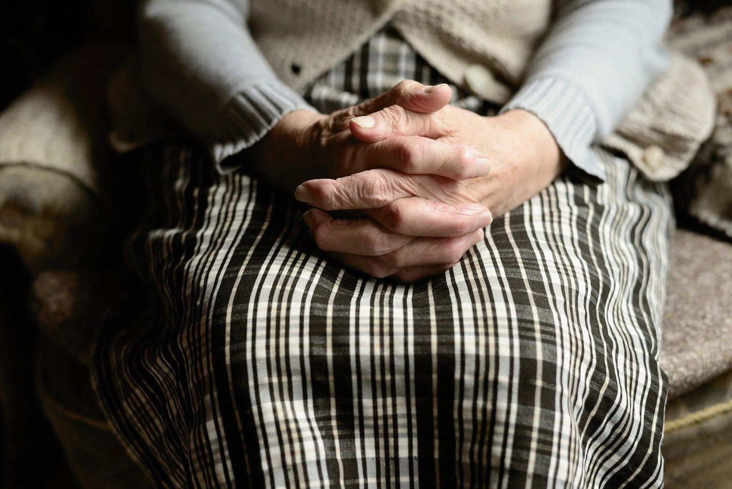 hands-gbcdd324a5_1920.jpg