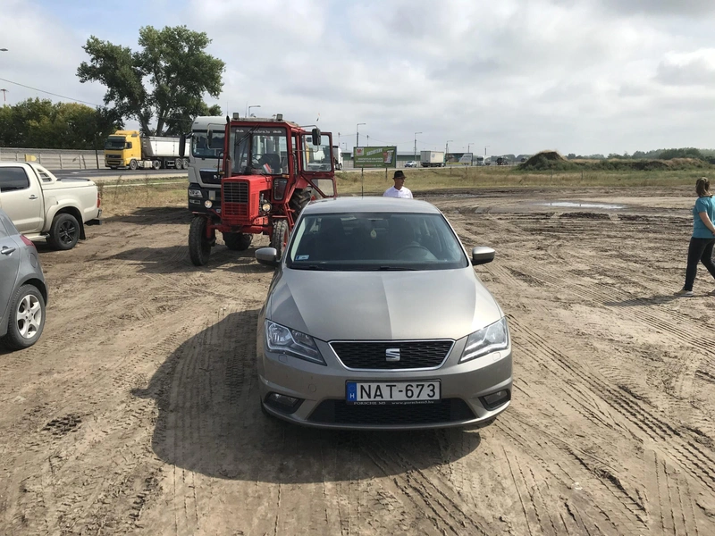 Kecső József érkezése a Bács-Kiskun Megyei Rendőrfőkapitányság Felderítő Osztályának két munkatársa számra is releváns információnak bizonyult, József traktorja előtt az a civil rendőrségi gépjármű látható, amellyel a felderítők a helyszínre érkeztek