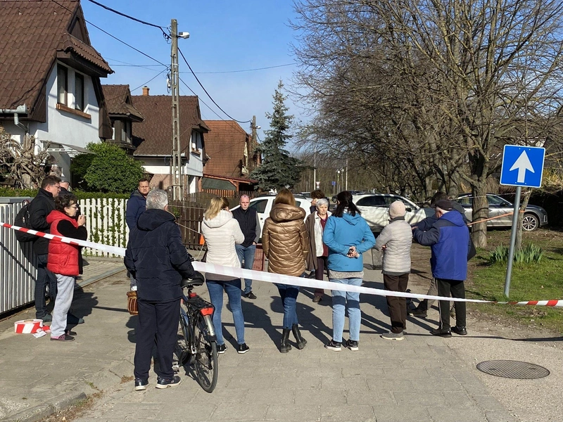 Útlezárás a Hanusz István utcában 2024. március 18-án. A helyi lakók féltik a fákat a kivágástól. / Fotó: kecsup.hu