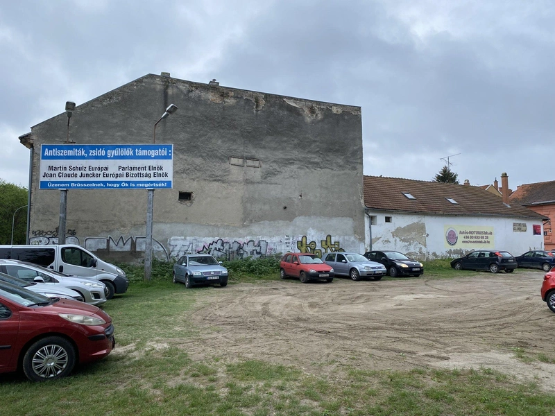 Parkolóként használt foghíjtelek a Nagykőrösi utcában / Fotó: kecsup.hu