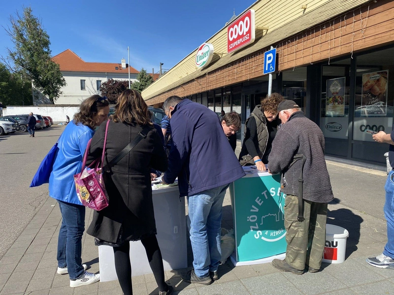 Ajánlásgyűjtés a kecskeméti piacon / Fotó: kecsup.hu