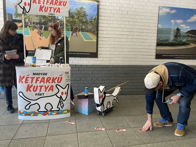 Utat mutat az MKKP passzivistája a pulthoz / Fotó: kecsup.hu