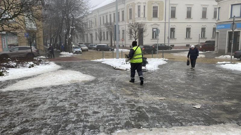 Ónos eső után Kecskeméten – a Városüzemeltetési Kft. munkatársa a Nagykőrösi utcánál / Fotó: KecsUP Hírek