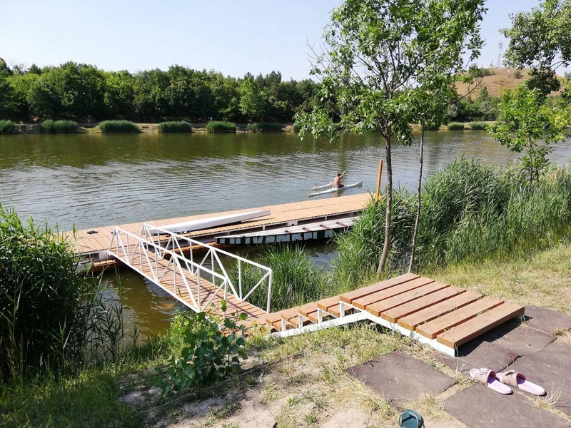 A terület végén működik a kajak-kenu klub, háttérben pedig a Vízműdomb