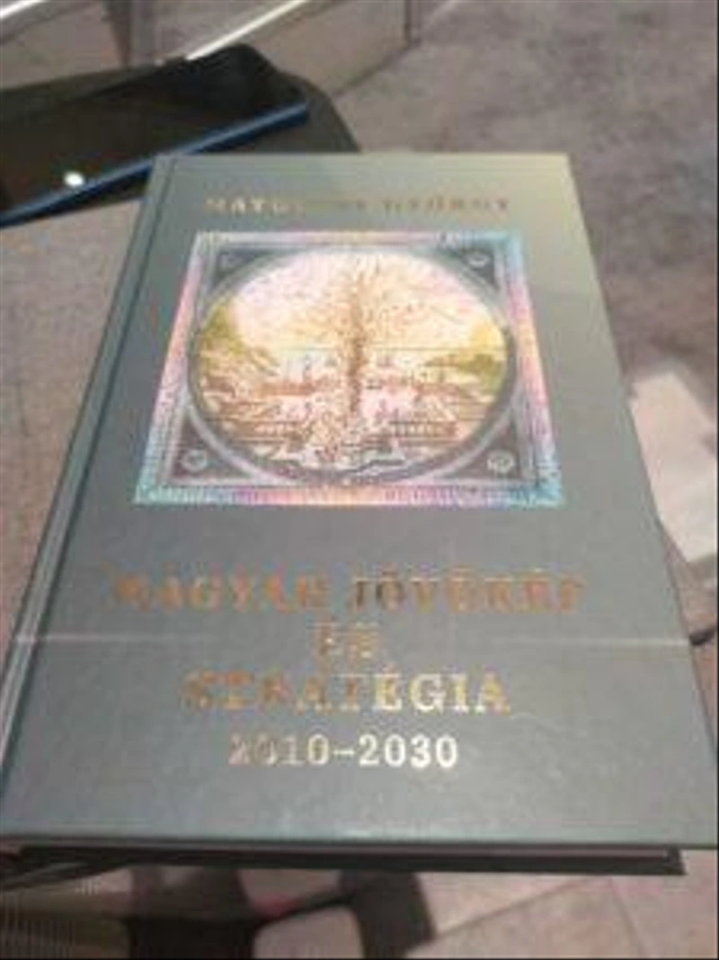 A helyszínen mindenki kapott egy példányt Matolcsy György: Magyar jövőkép és stratégia című könyvéből Fotó: kecsup.hu