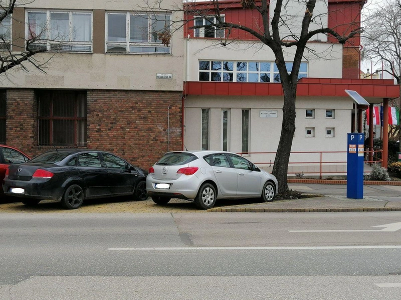 Az első két parkolóhely felett vennék át az uralmat a kerékpárok / Fotó: KecsUP Hírek