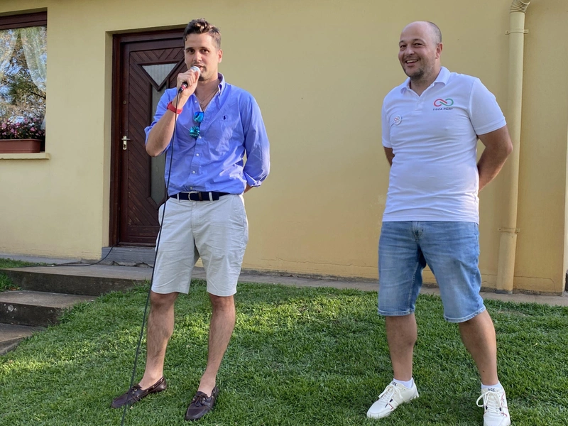 Bende Zoltán (fehérben), a Tisza Szigetek egykori Bács-Kiskun megyei koordinátora 2024. augusztusban / Fotó: KecsUP Hírek