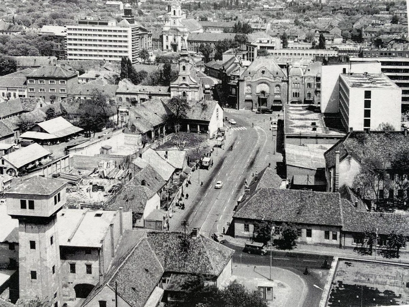 Az Aranyhomok Szálló mögötti rész az ideiglenes kiskörúttal – a leendő Széchenyi téri buszállomás helye. Fotó: Tóth Sándor (1978)