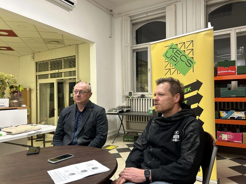 Szucsán András (balra) és Alter Róbert (jobbra) a lakhatási KecsUP Esten. Fotó: KecsUP Hírek/Balla Szilárd