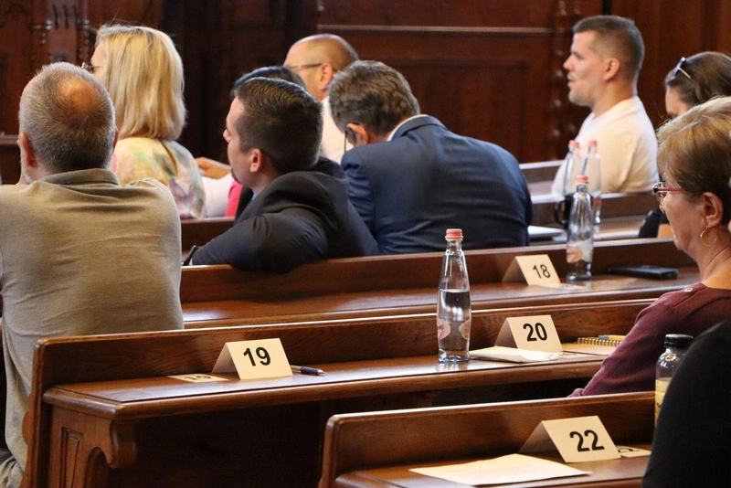 Sorszám alapján szólaltak fel a kecskemétiek a közmeghallhatáson 2025. július 10-én / Fotó: Falusi Norbert / KecsUP Hírek