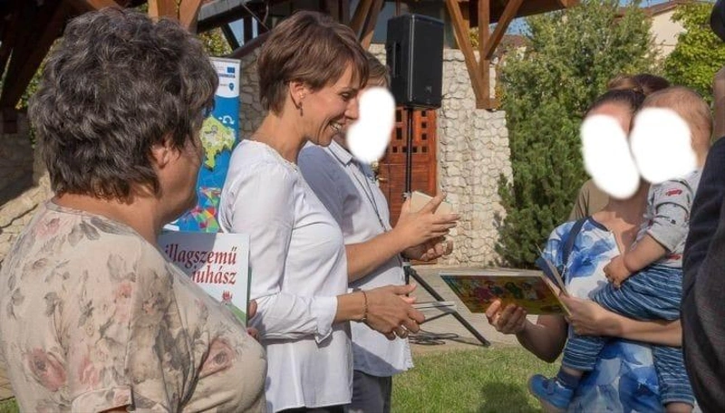 B. Tóth Katalin könyvet oszt – keol.hu
