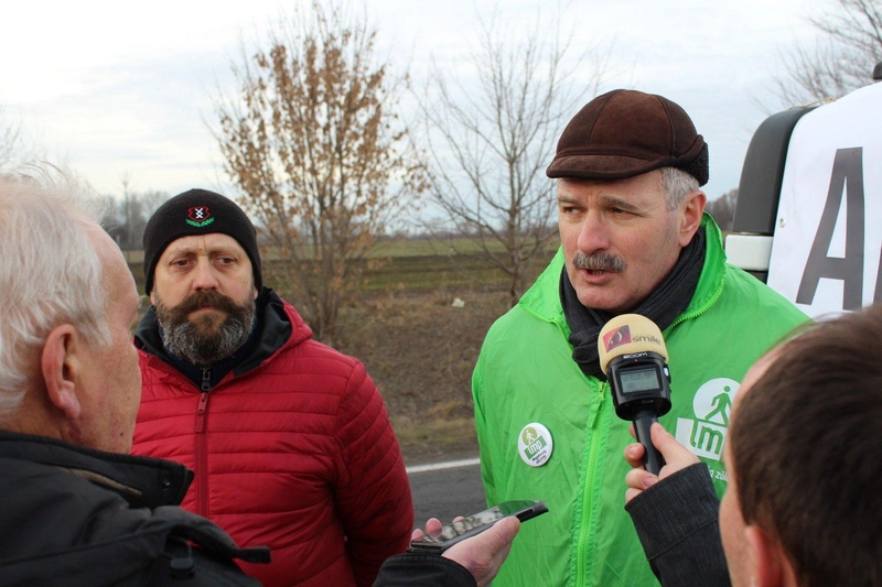 Kollár László és Kis-Szeniczey Kálmán képviselők a Munka Törvénykönyv módosításai ellen tiltakoztak 2018-ban / Fotó: hirvidek.hu