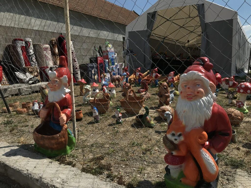Bármikor feltűnhetett egy hadseregnyi kerti törpe szabadtéri bútorokkal vagy kínai bolti papucsokkal a házi kiárusításokon.