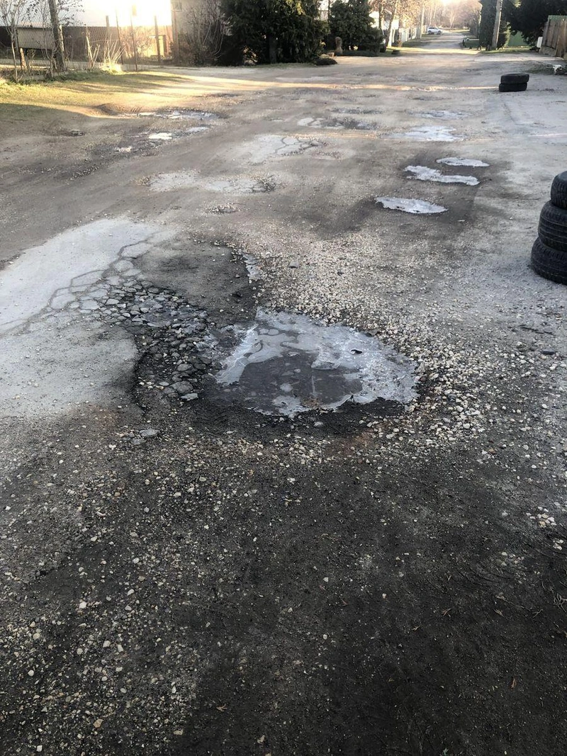 Általában gondot okoz a kecskeméti utak állapota, Talfája sem kivétel / Fotó: kecsup.hu