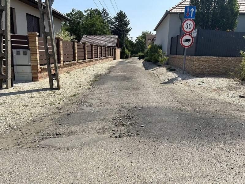 A Vereckei utca egy szakasza 2025. júniusában, a karbantartás után. Fotó: KecsUP Hírek/Balla Szilárd