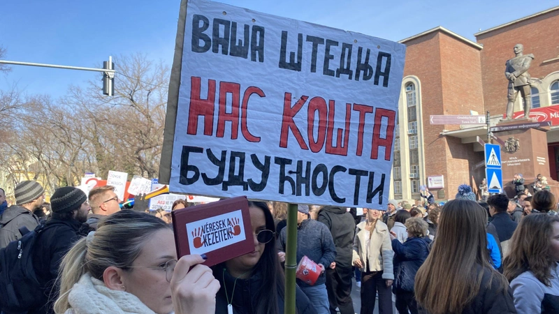 „Véresek a kezeitek” – Az újvidéki tragédia – sokak szerint gyilkosság – utáni tüntetéseken vált szimbólummá a vörös (azaz véres) kéz. / Fotó: Falusi Norbert / KecsUP